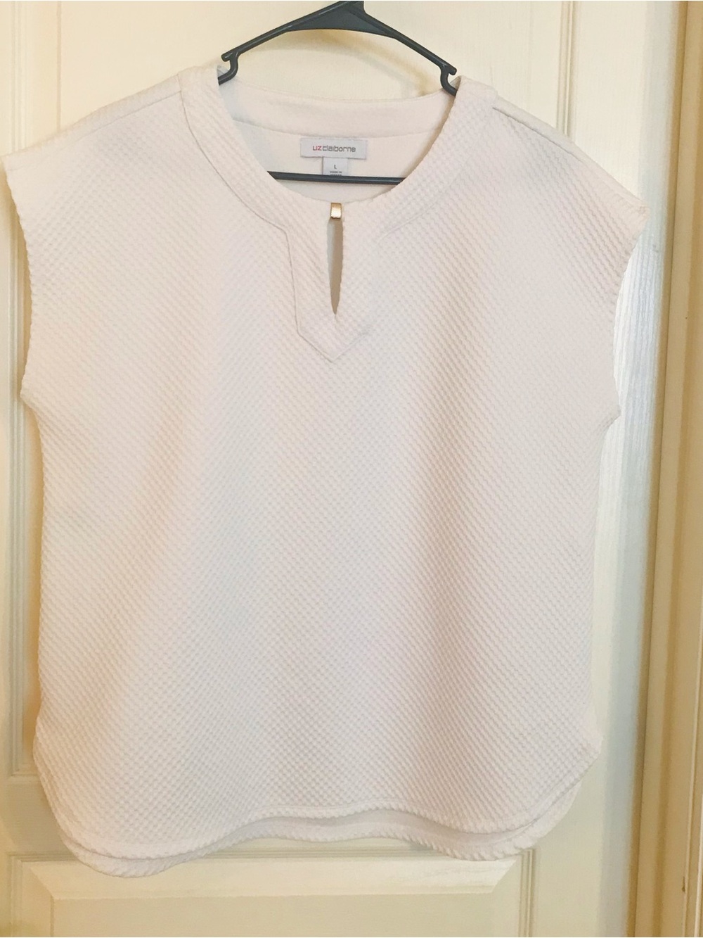 Liz Claiborne White Textured Keyhole Sleeveless Top